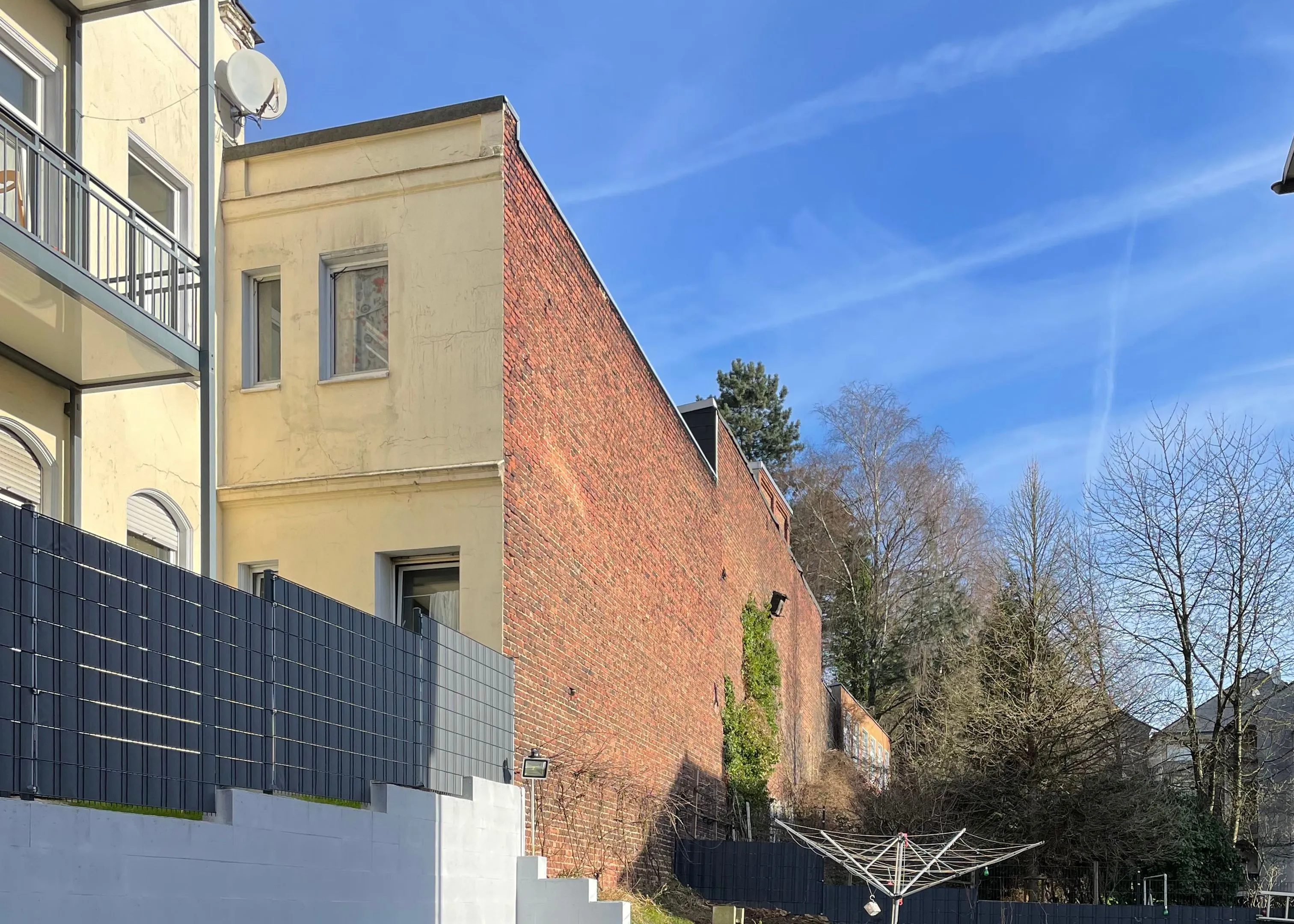 Bestandsfoto Heute: Tor und fensterlose Fassade