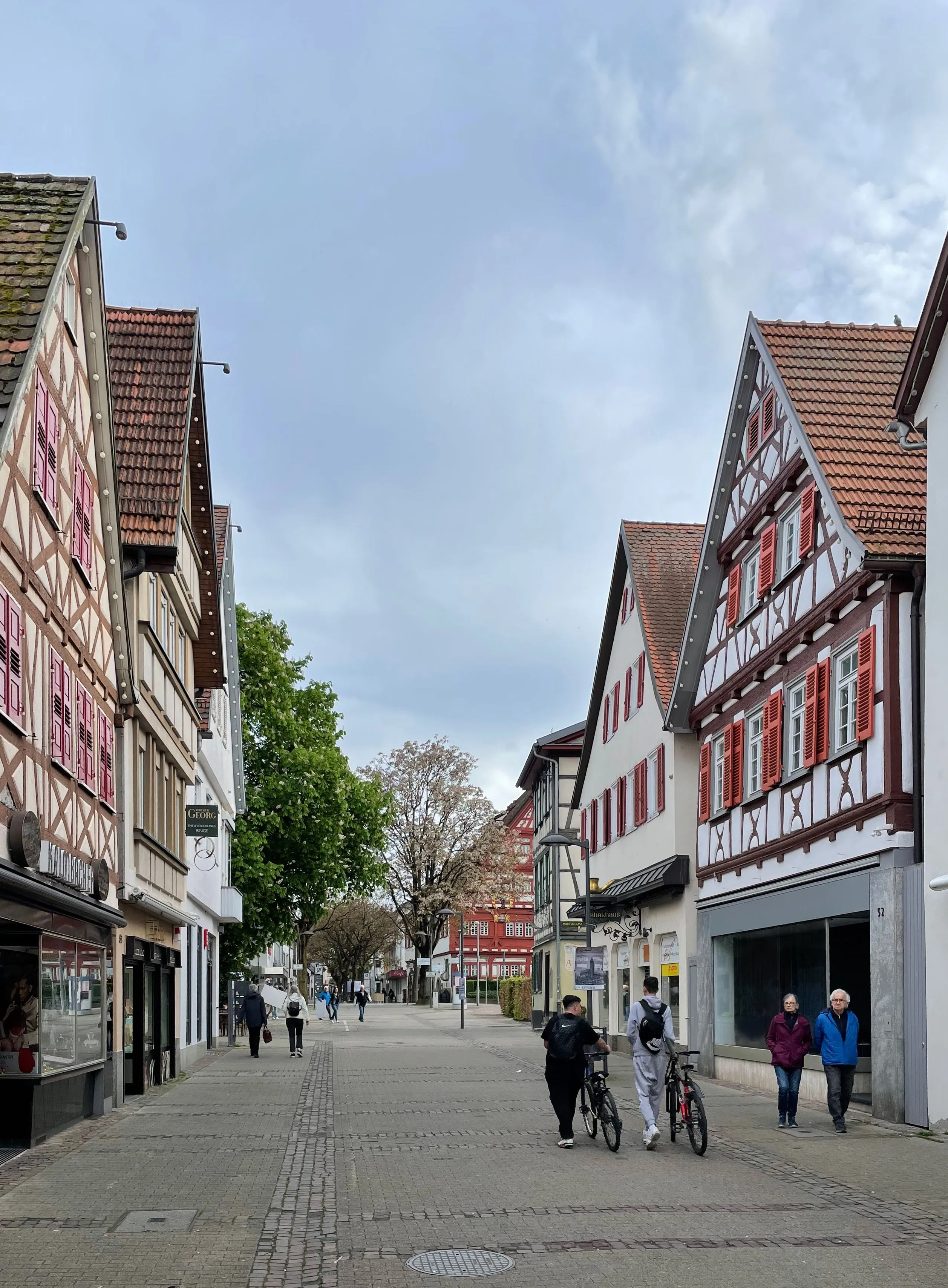 Einblick in die Fußgängerzone unmittelbar nach Abschluss der Sanierungsarbeiten, jedoch vor dem Einzug der Mieter.
